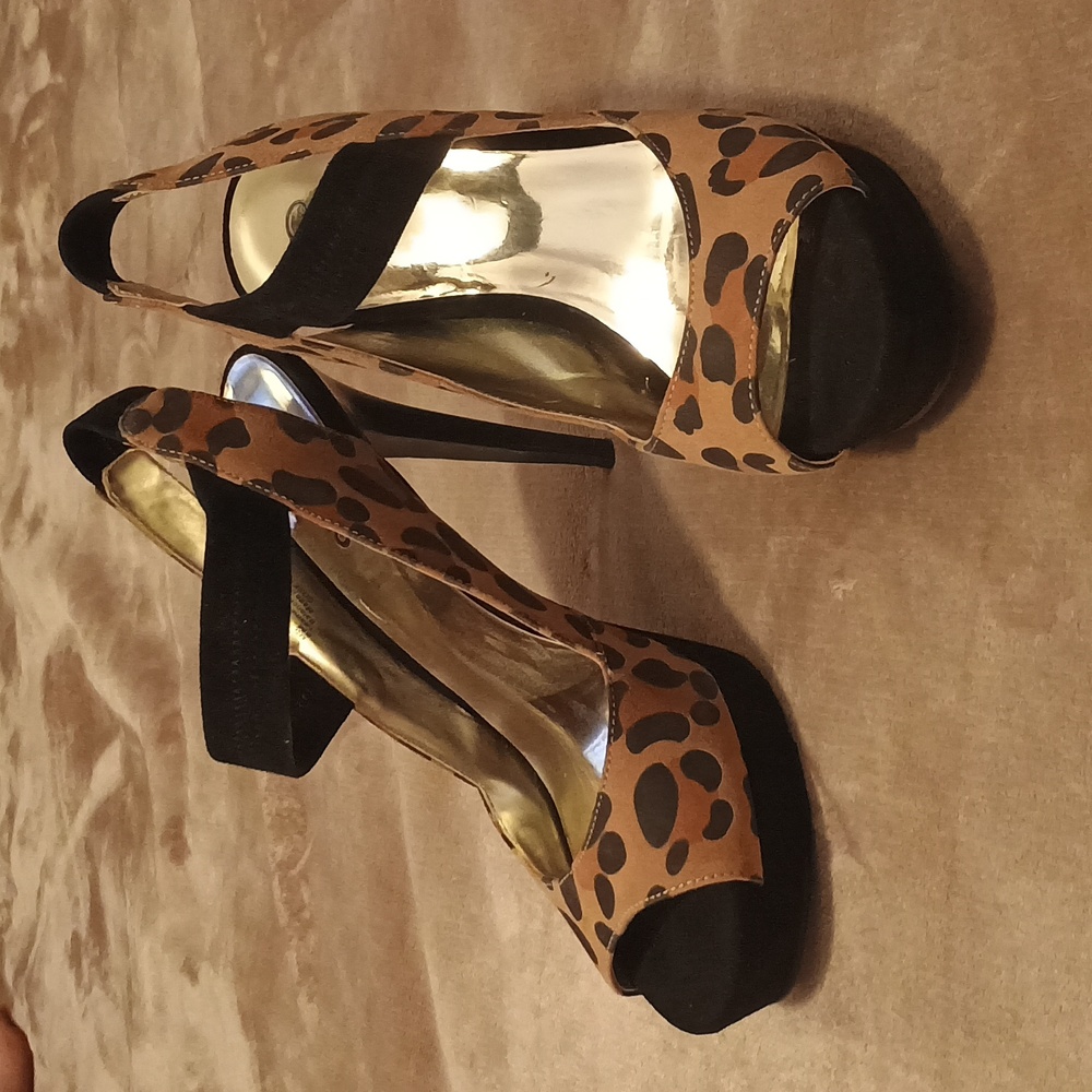 Size 8 Carlos Santana Leopard heels peep toe